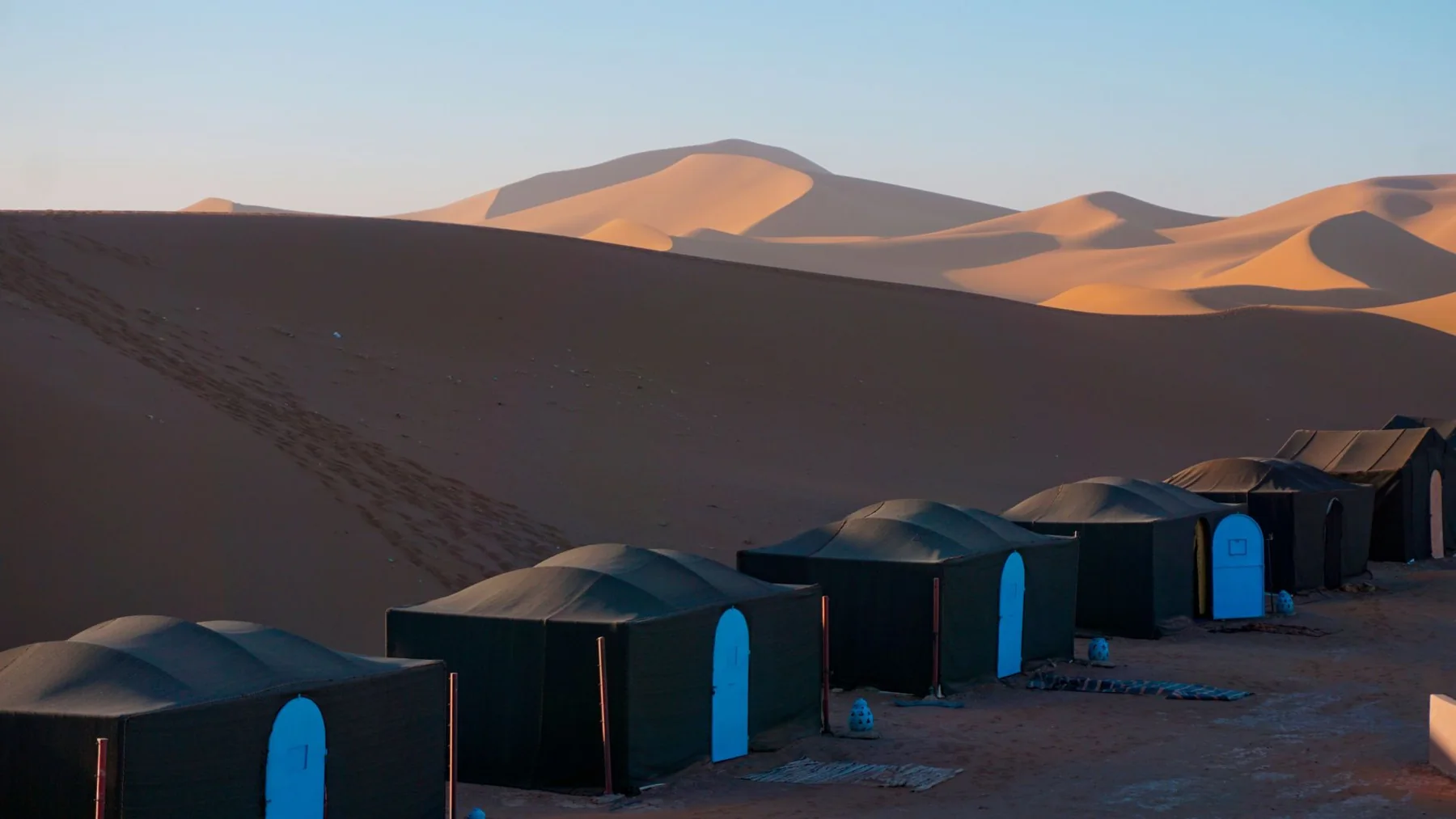 Campamento en el Sahara al anochecer