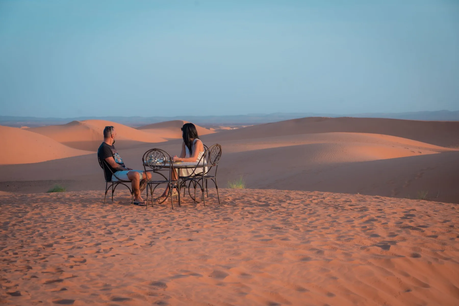 Viajeros compartiendo un momento en el desierto