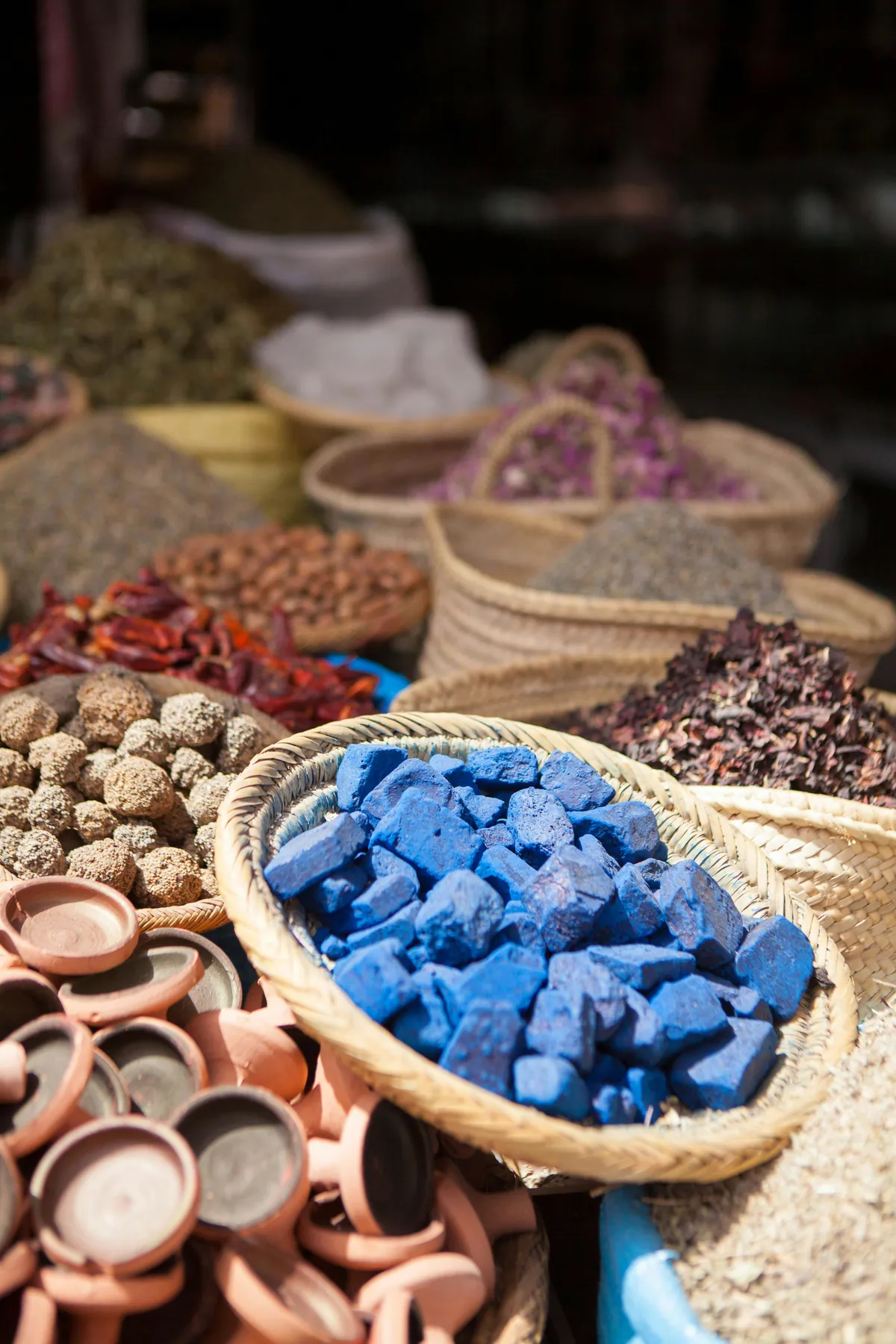Cestas de especias y piedras azules en un zoco