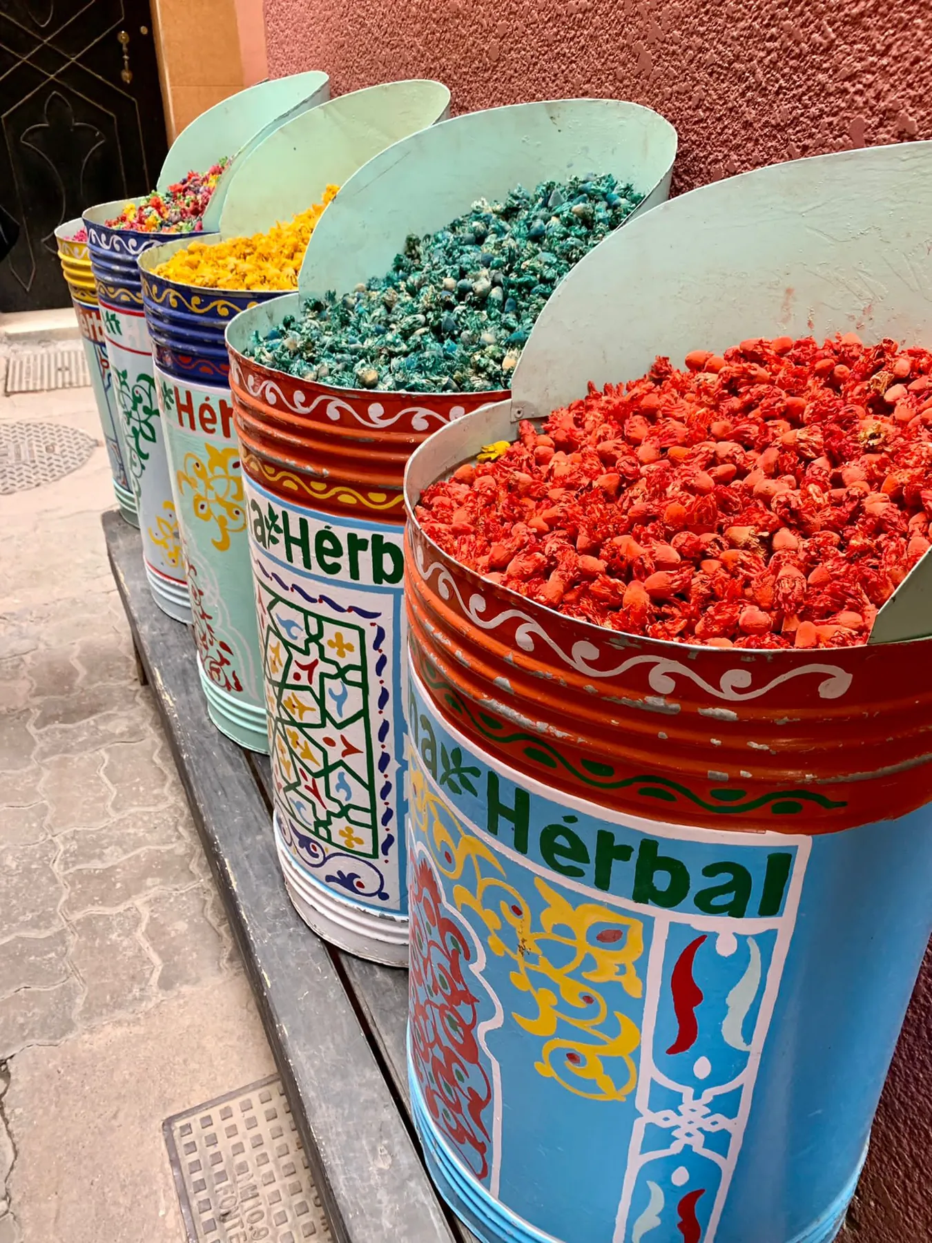 Cubos de colores con especias y hierbas en un mercado