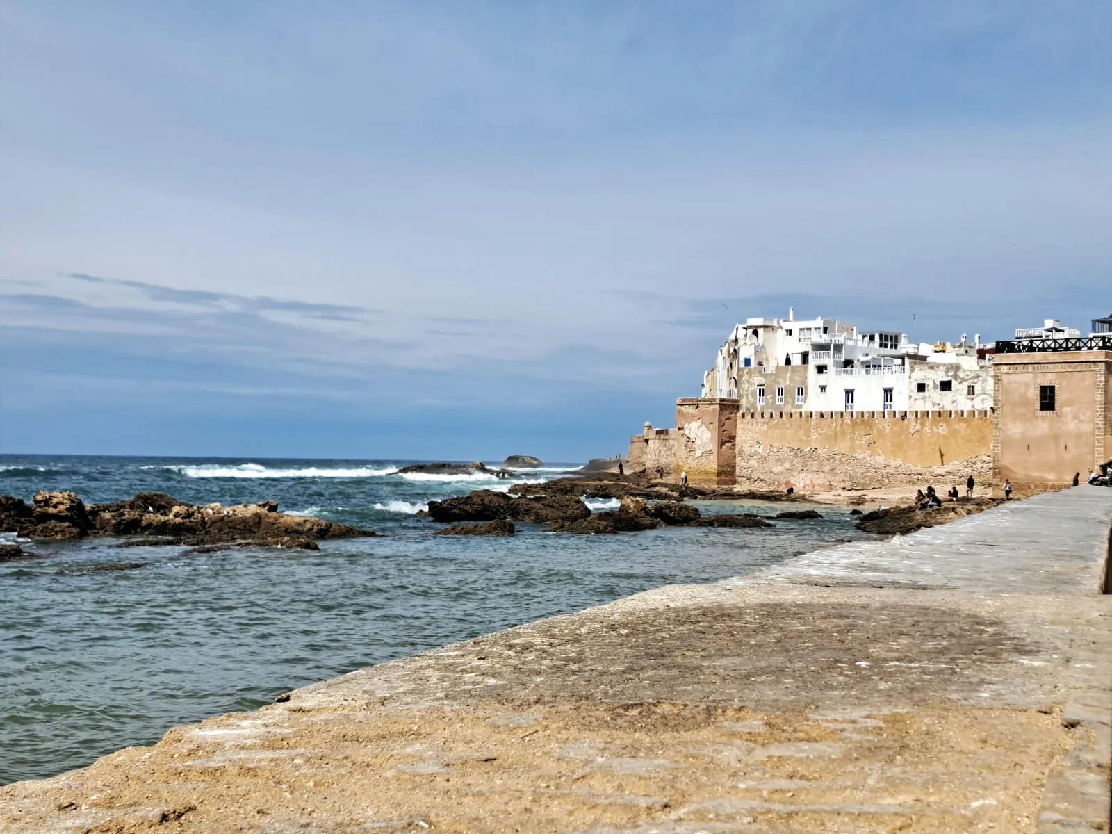 Costa y murallas blancas de Essaouira junto al océano