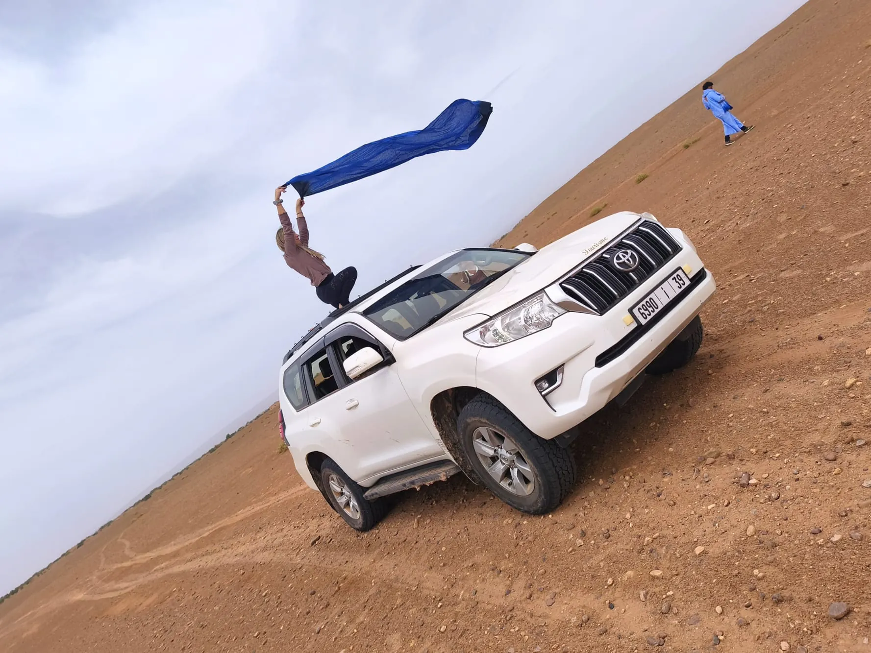 Todoterreno blanco subiendo una duna del Sahara