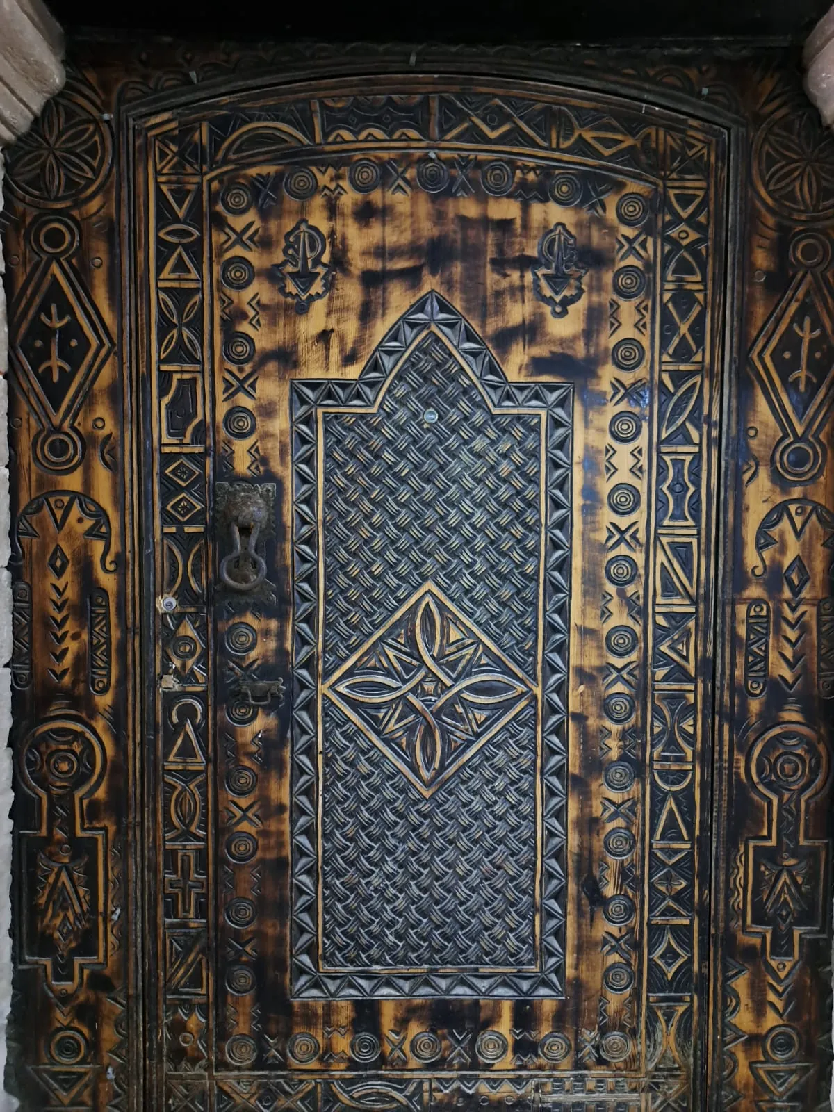 Puerta de madera tallada con motivos tradicionales